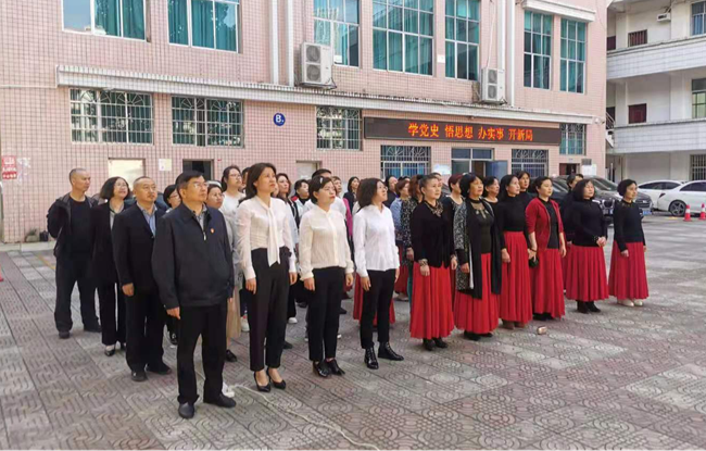 铜仁广播电视大学组织师生举行升国旗仪式